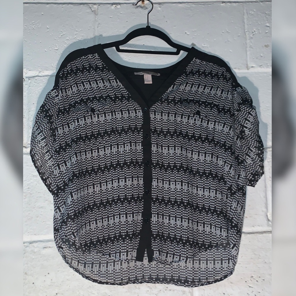 Beautiful Black & White Versatile Top!